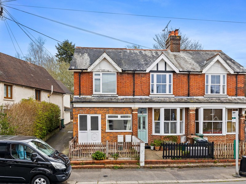1 bed Maisonette For Sale in Redhill, Surrey - 3