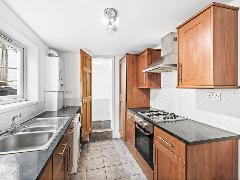 1 bed Maisonette For Sale in Redhill, Surrey - 2