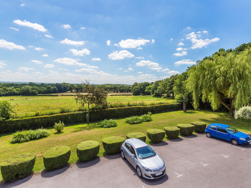 1 bed Apartment For Rent in Horley, Surrey - 2