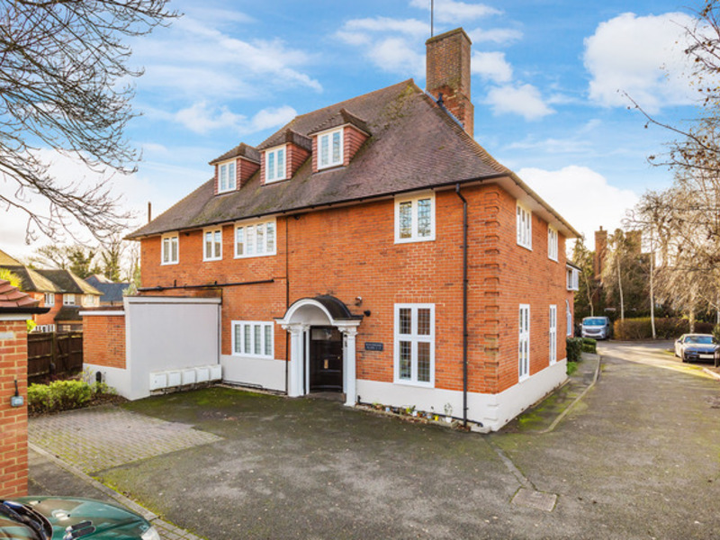 2 bed Apartment For Sale in Redhill, Surrey