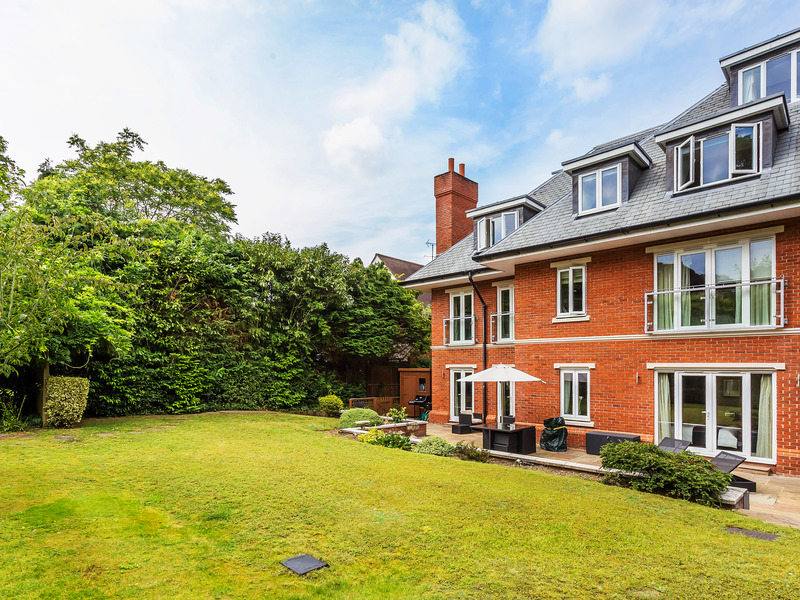 2 Bed Apartment For Sale in Weybridge
