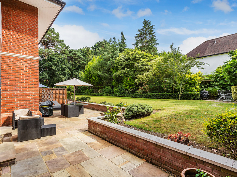 2 Bed Apartment For Sale in Weybridge