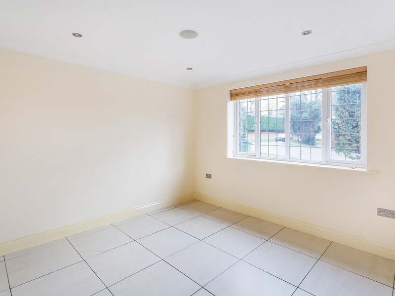 4 bed House - Detached For Sale in Leatherhead, Surrey - 3