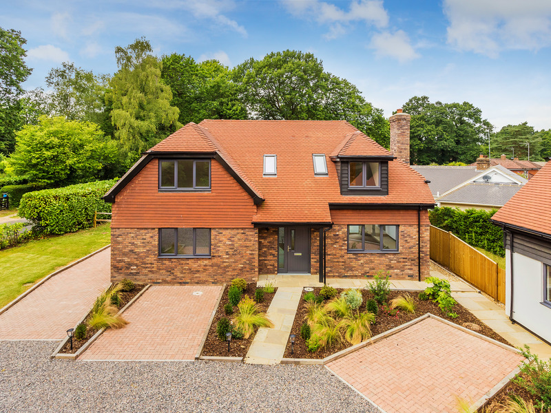 4 Bed House Detached For Sale in Billingshurst Surrey