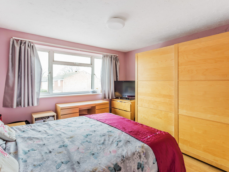 5 bed House - Semi For Sale in Horley, Surrey