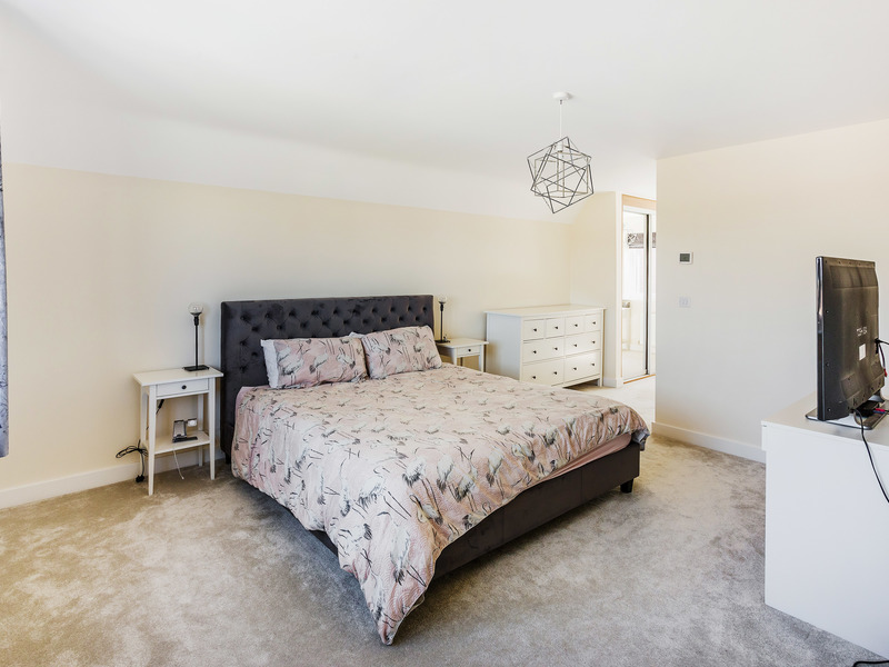 4 bed House - Semi For Sale in Horsham, West Sussex - 2