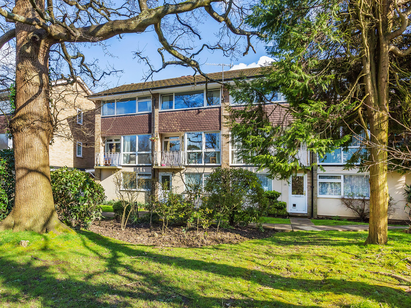 2 bed Maisonette For Sale in Redhill, Surrey