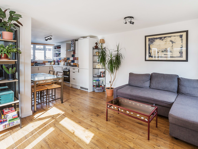 2 bed Apartment For Sale in Redhill, Surrey - 3