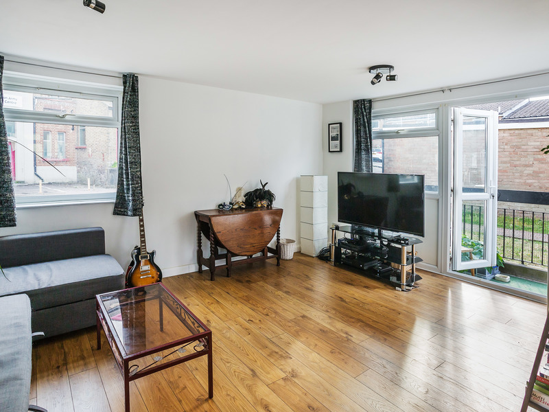 2 bed Apartment For Sale in Redhill, Surrey - 2