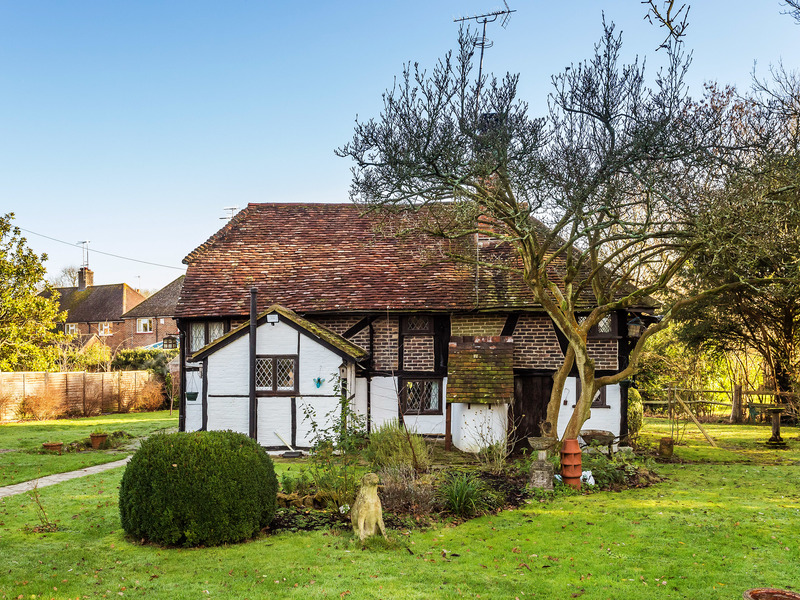 3 Bed House Detached For Sale in Horley