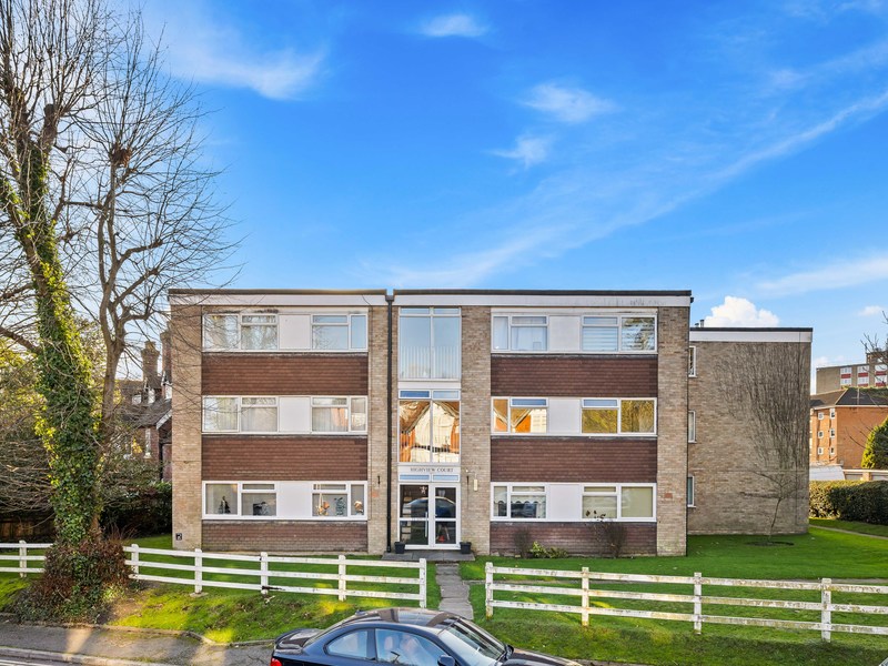2 bed Apartment For Rent in Reigate, Surrey - 2