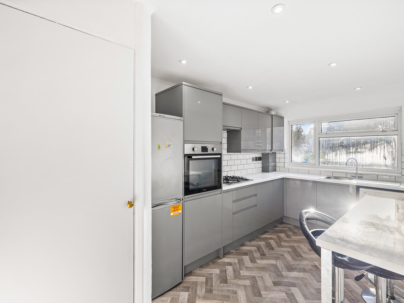 2 bed Apartment For Rent in Reigate, Surrey - 3