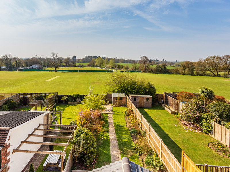 4 bed House - Semi For Rent in Reigate, Surrey - 2