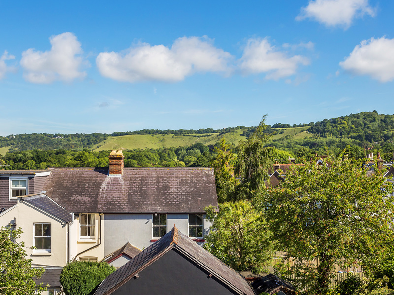 3 Bed House End Terrace To Rent in Reigate