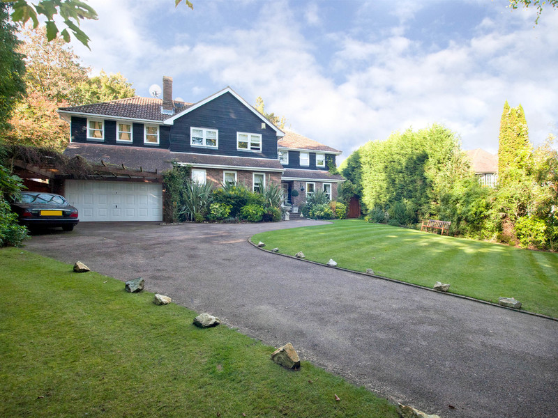 5 bed House - Detached For Sale in Kingswood, Surrey
