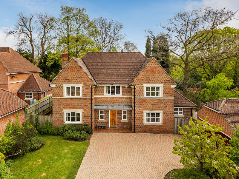 5 Bed House Detached For Sale in Redhill