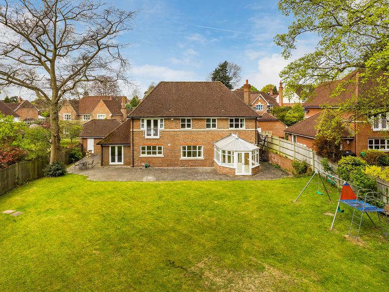 5 Bed House Detached For Sale in Redhill