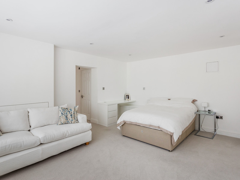 4 bed House - Detached For Sale in Tadworth, Surrey - 2