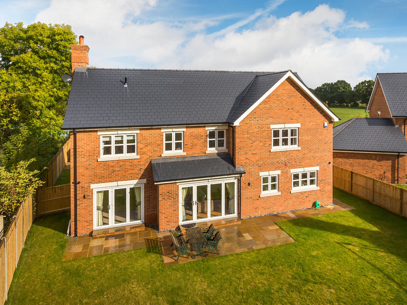 5 bed House - Detached For Sale in Horley, Surrey - 3