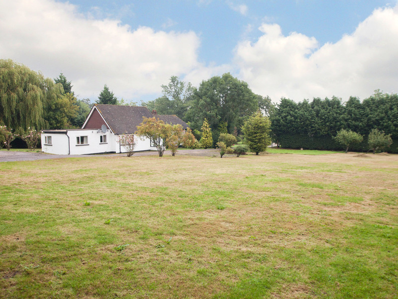 5 bed Bungalow - Semi For Sale in Horley, Surrey - 2