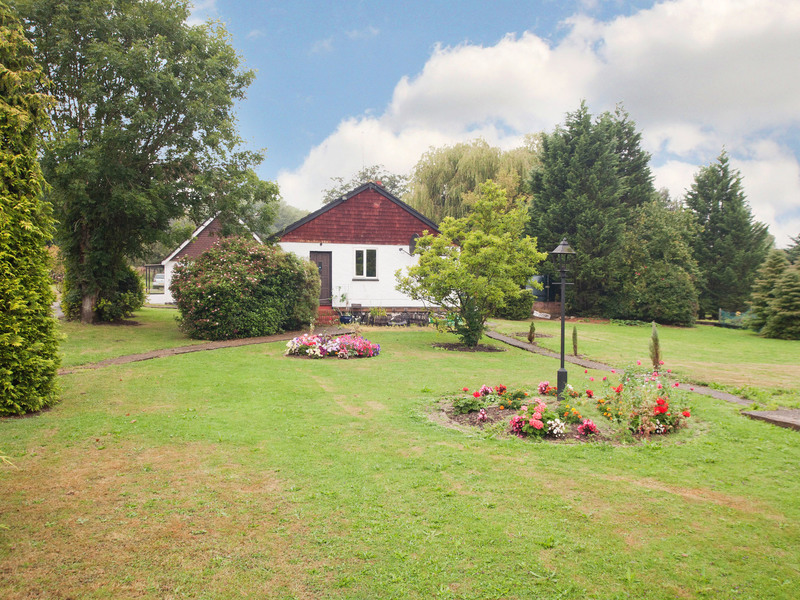 5 bed Bungalow - Semi For Sale in Horley, Surrey