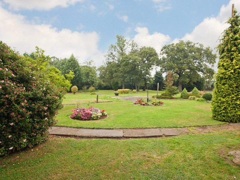 5 bed Bungalow - Semi For Sale in Horley, Surrey - 3