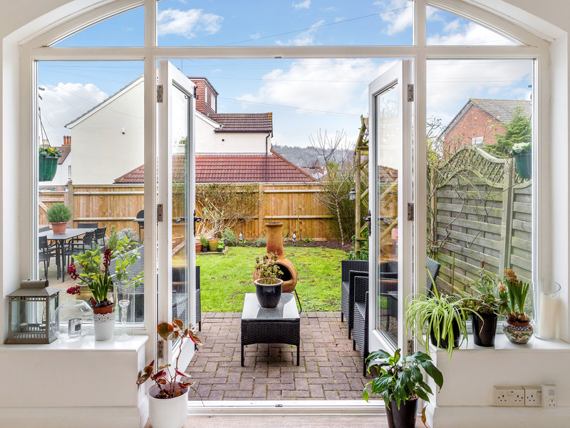 4 Bed House Detached For Sale in Reigate