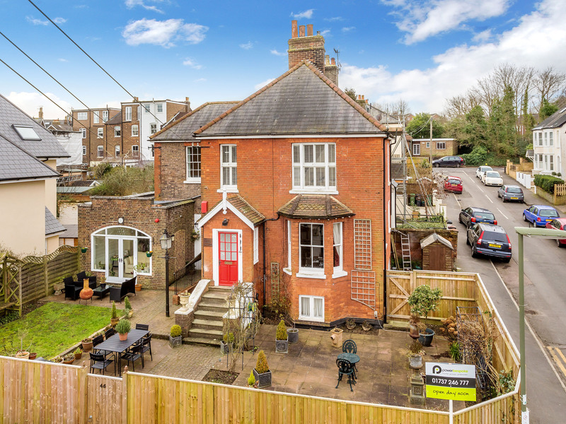 4 Bed House Detached For Sale in Reigate