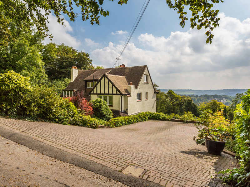 6 Bed House Detached For Sale in Reigate