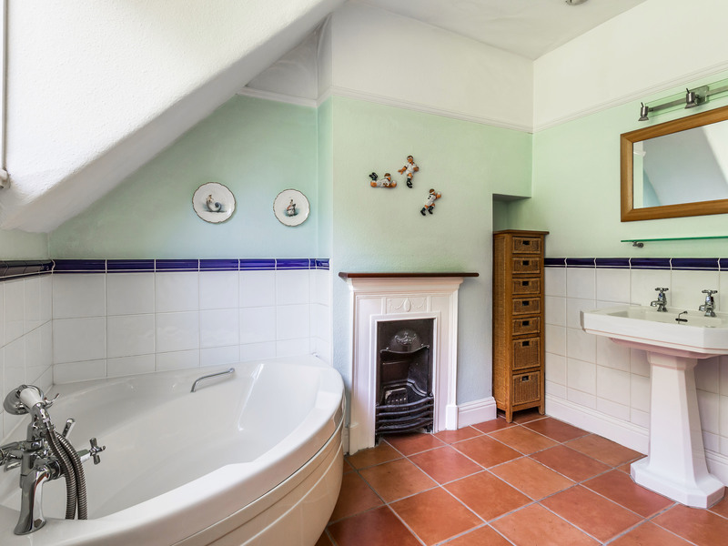 6 Bed House Detached For Sale in Reigate