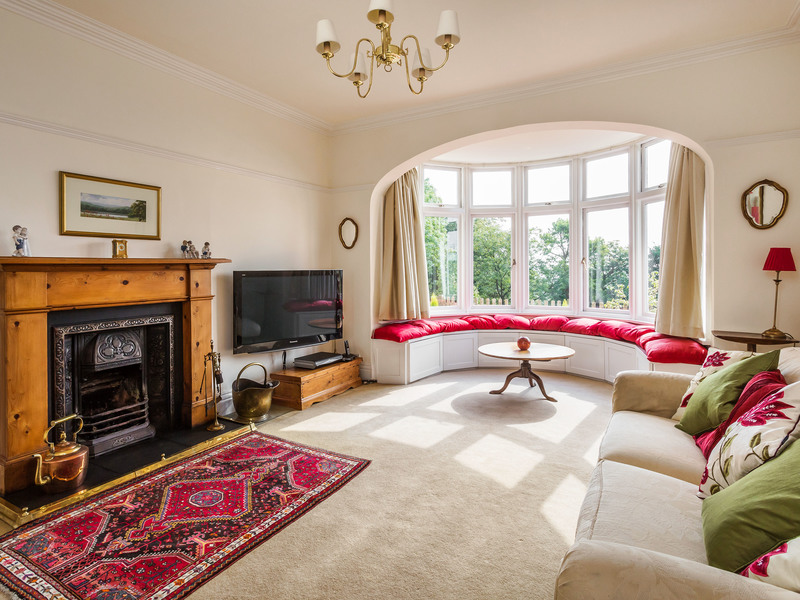 6 Bed House Detached For Sale in Reigate