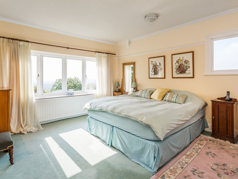 6 Bed House Detached For Sale in Reigate