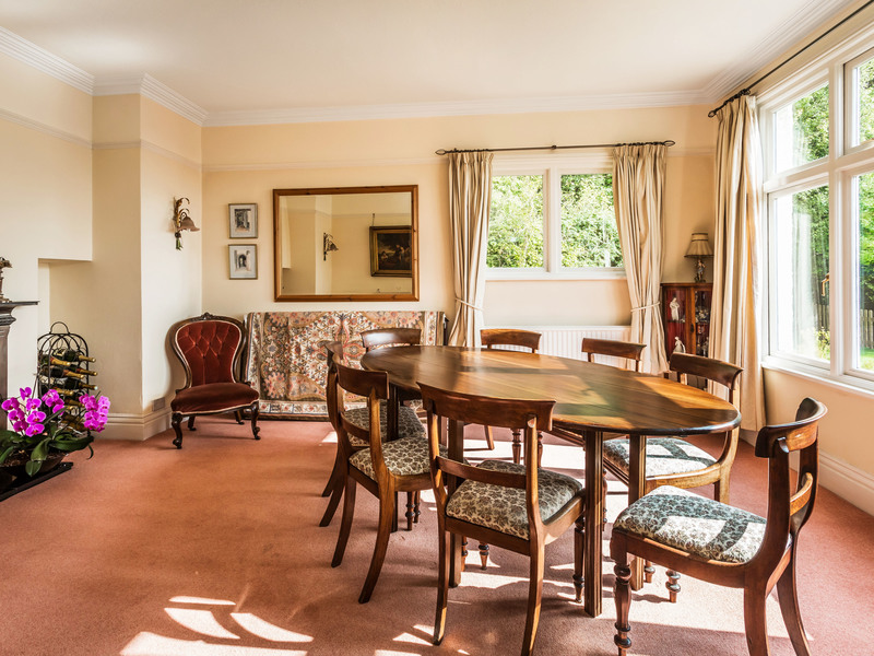 6 Bed House Detached For Sale in Reigate