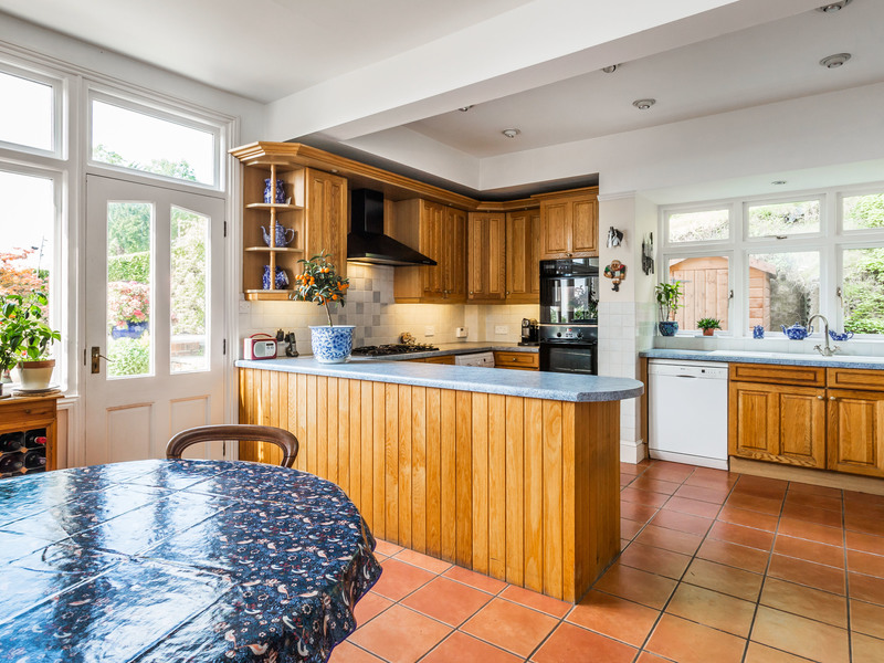 6 Bed House Detached For Sale in Reigate