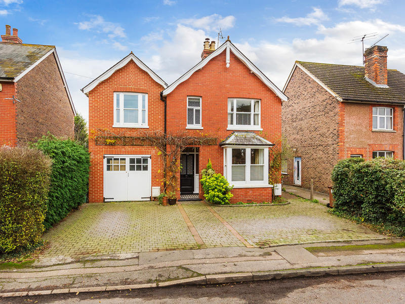 4 bed House - Detached For Sale in Horley, Surrey