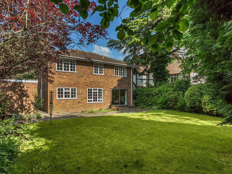 4 bed House - Detached For Sale in Woking, Surrey - 3