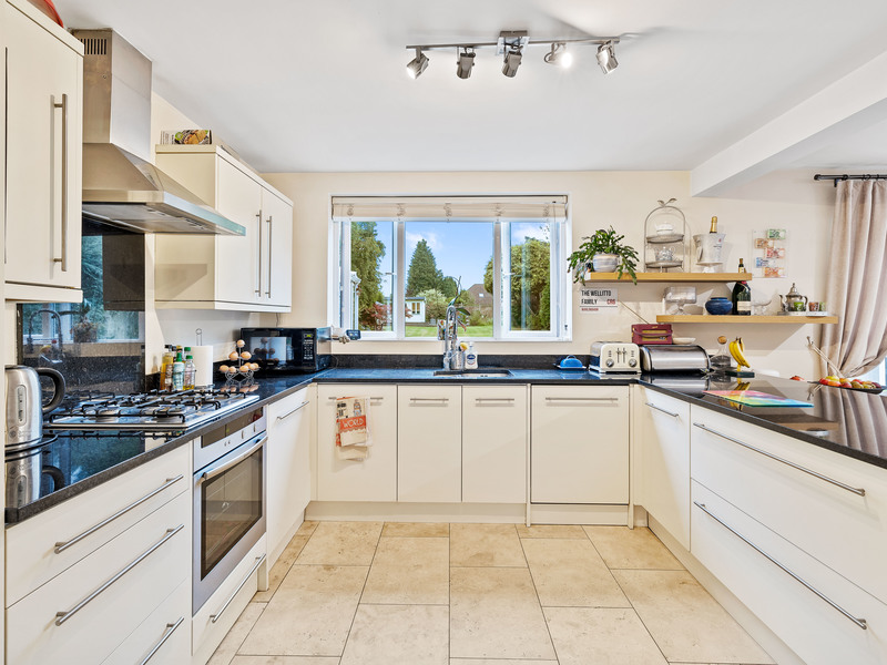4 bed House - Detached For Sale in Warlingham, Surrey - 3
