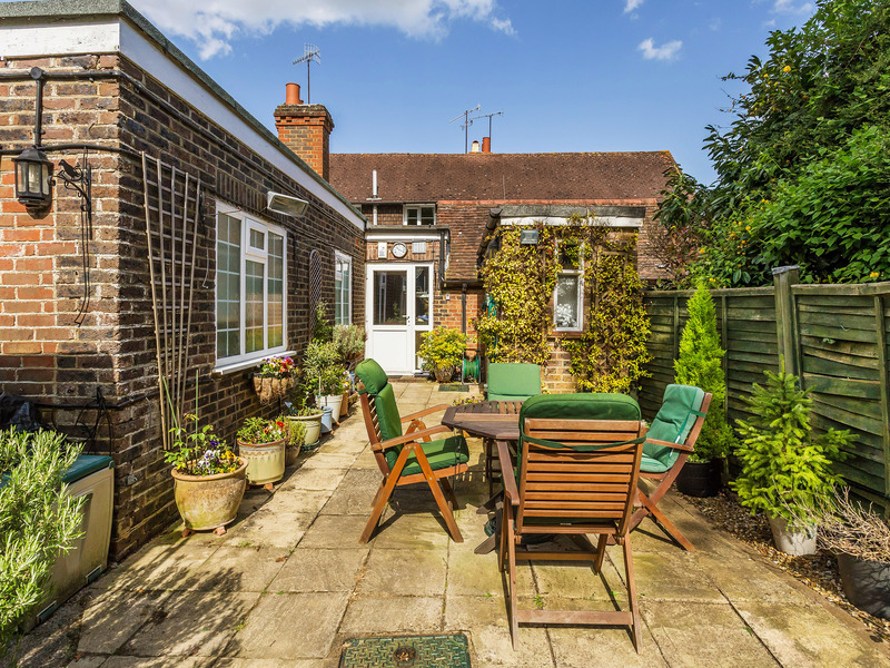 5 bed House - Detached For Sale in Tadworth, Surrey - 2
