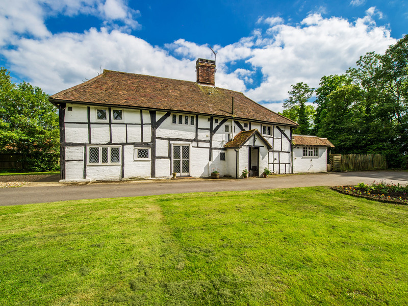 4 bed House - Detached For Sale in Horley, Surrey