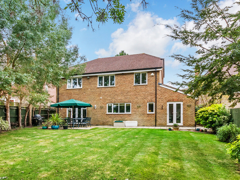 5 bed House - Detached For Sale in Caterham, Surrey - 2