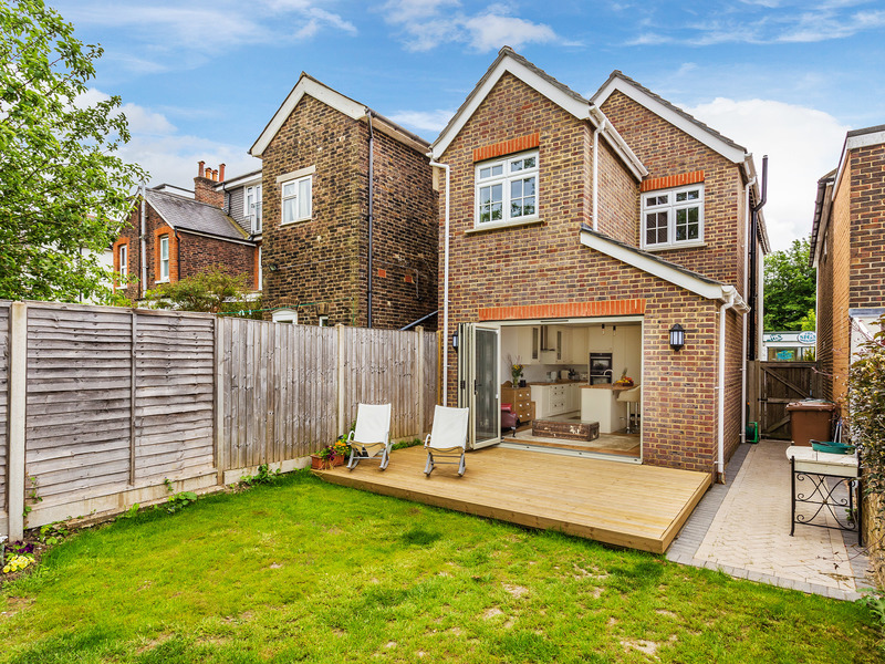 3 Bed House Detached For Sale in Reigate