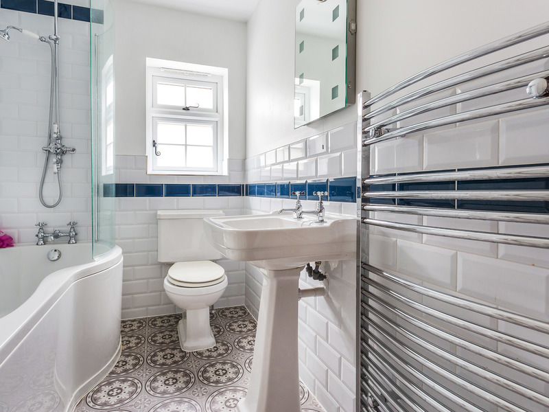 3 Bed House Detached For Sale in Reigate