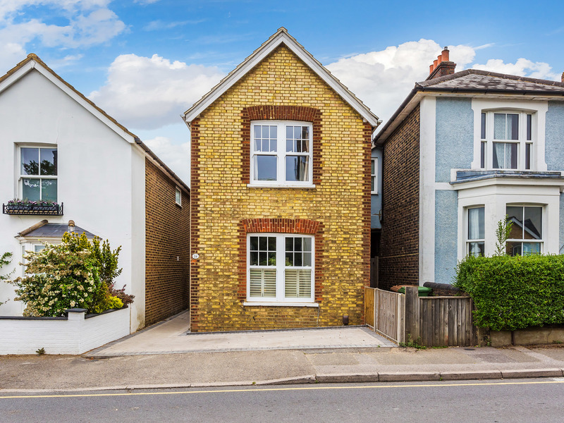 3 Bed House Detached For Sale in Reigate