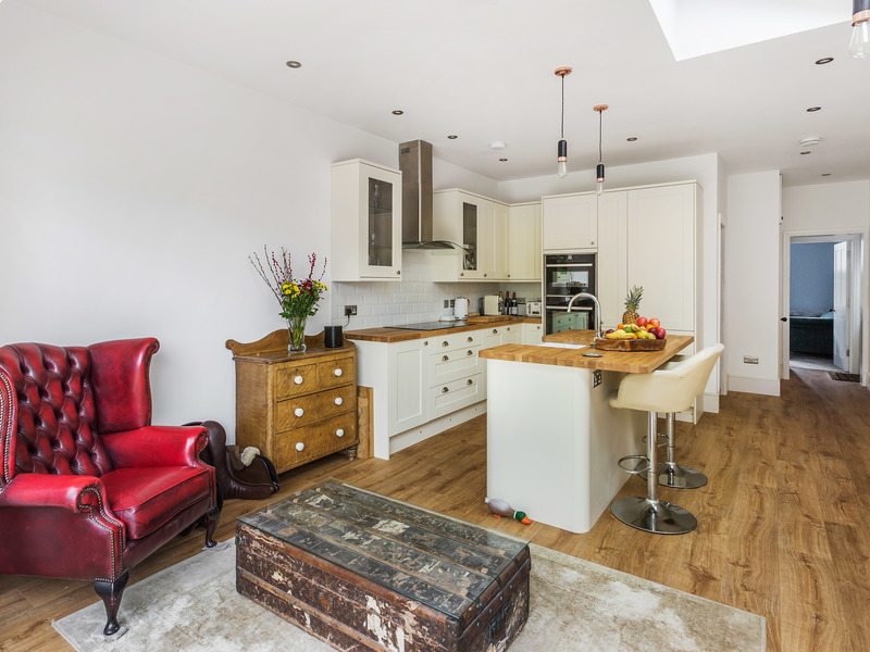 3 Bed House Detached For Sale in Reigate