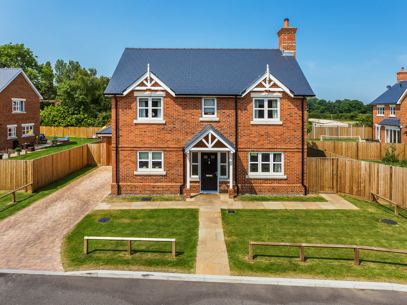 4 Bed House Detached For Sale in Hookwood