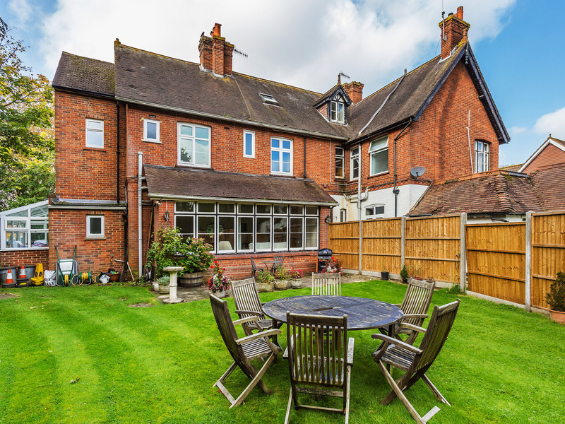 5 Bed House Detached For Sale in Redhill