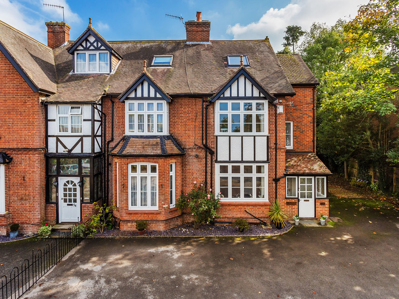 5 Bed House Detached For Sale in Redhill