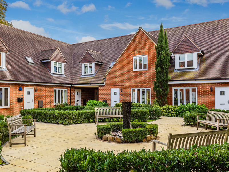 3 bed House - End Terrace For Sale in Reigate, Surrey - 2