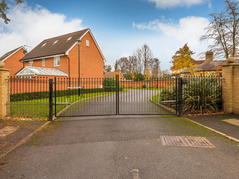 4 bed House - Semi For Sale in Leatherhead, Surrey - 2