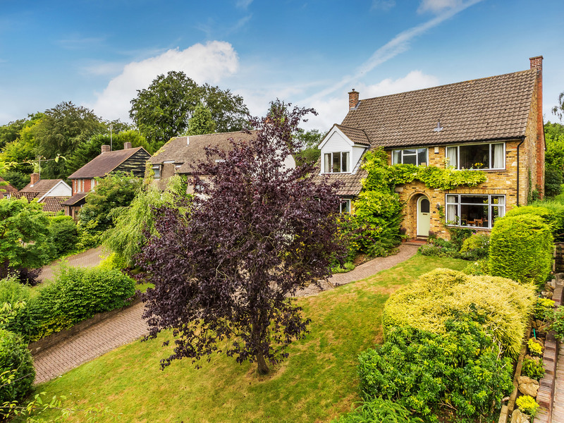 4 Bed House Detached For Sale in Coulsdon